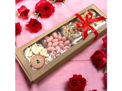 dárková ořechová krabička pro zamilované plná ořechů a dobrot s mašlí