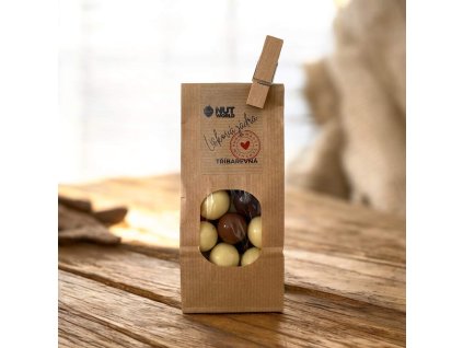 Kraftový sáček s okýnkem a kolíčkem s lískovými ořechy v tříbarevné čokoládě
