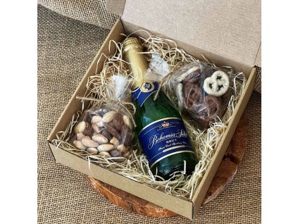 firemní dárková krabička ořechy preclíky a šampanské