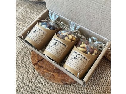 dárková krabička s kelímky a celofánky ořechy firemní dárky
