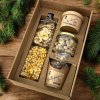 Dárková ořechová krabice L deluxe mandle uzené, arašídy v karamelu se sezamem, mandle v kramelu, kukuřice v medu a hořčici a banánové chipsy