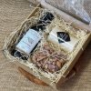 Dárková krabička s vínem ořechy a svíčkou firemní dárek