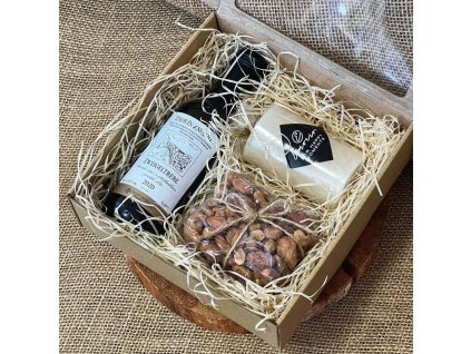 Dárková krabička s vínem ořechy a svíčkou firemní dárek