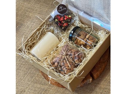 dárková krabička 180 x 180 1x čokoláda 1x ořechy a 1x sklenička 1x svíčka boční