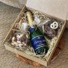 firemní dárková krabička ořechy preclíky a šampanské