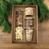 Dárkový ořechový dárek deluxe L krekry bylikové, kokosové chipsy ve slaném karamelu, mix ořechů japonská směs, kokosové chipsy ve slaním karamelu, eko kelímek kukuřice hořčice a mix horni
