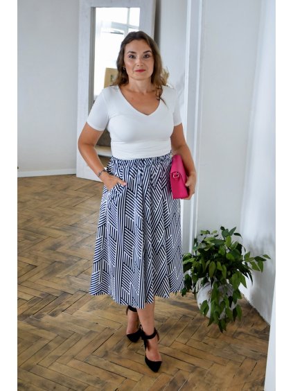 žena v černobílé sukni s vetším zadkem