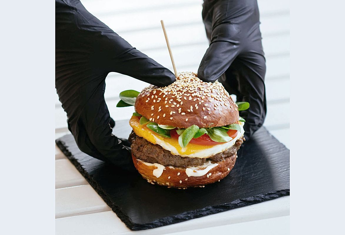 Proč ne čínské nitrilové rukavice bez atestů: kvalita začíná u evropských norem