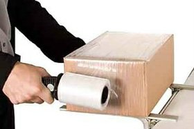 Jak správně balit stretch fólií, aby zboží dorazilo v perfektním stavu