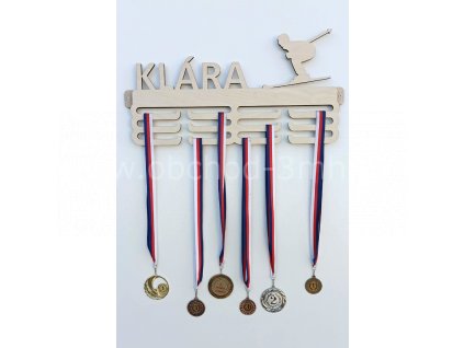 Věšák na medaile se jménem lyžování