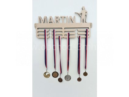 Věšák na medaile se jménem hasič