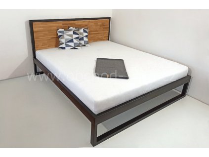Kovová postel ECHT - masivní dub