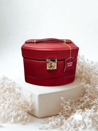 ✨ Jak to máte vy? 💍 A) Šperky bezpečně uložené ve šperkovnici ⌚ B) Poházené po stolech, poličkách a šuplících Napište do...