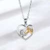 Stříbrný řetízek ve tvaru srdce, na kterém dívka objímá koně (5)