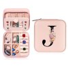 Personalizovaná dívčí mini šperkovnice s iniciálami J a květinami, cestovní, růžová
