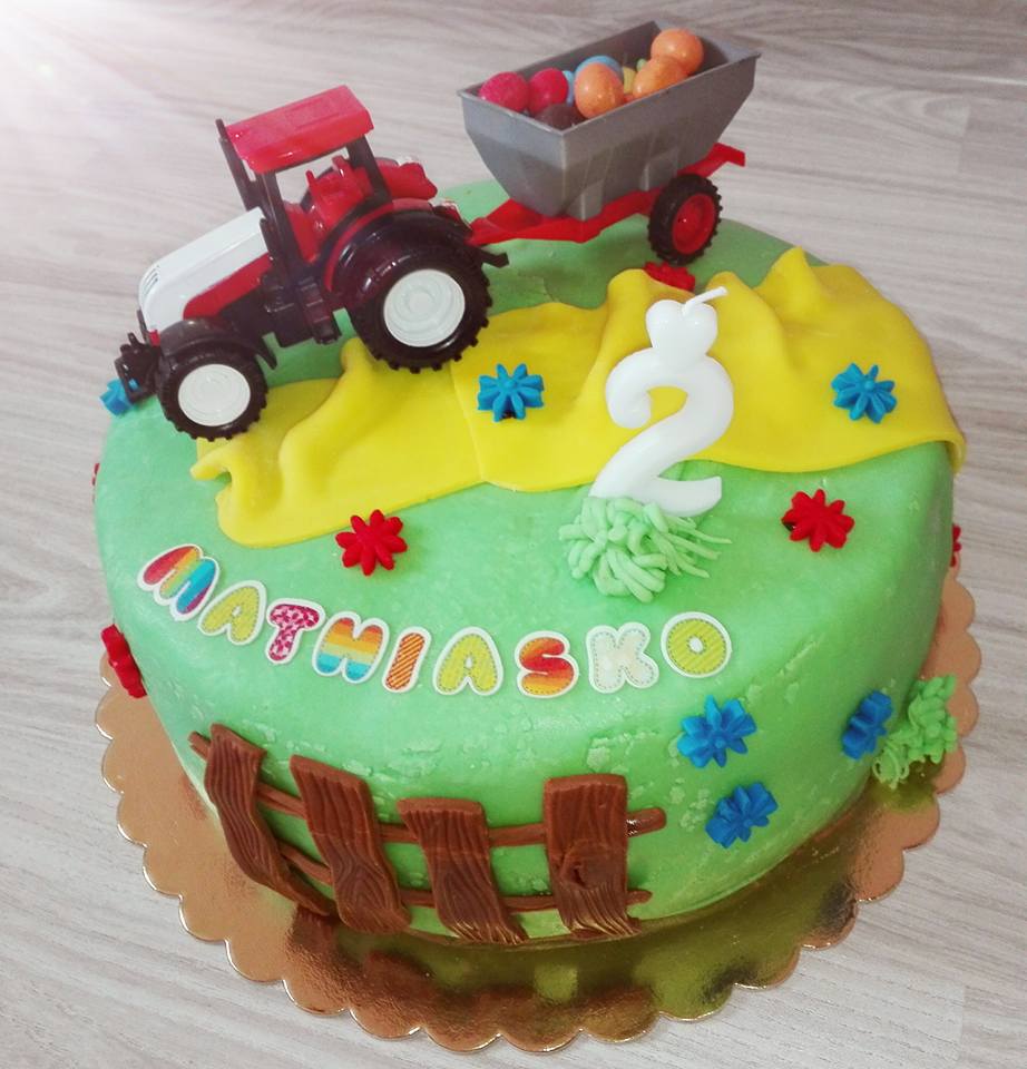 Cake by Deni - poťahové hmoty, traktor, sviečka, písmená z jedlej oblátky