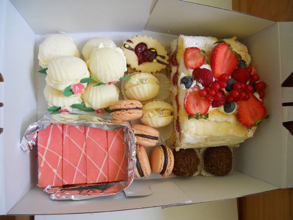 Ľubica Zlevská - vykrajovač stredov na muffiny, čokodekorácia TWISTER, pasta jahoda, hmota Pasta Dama Top