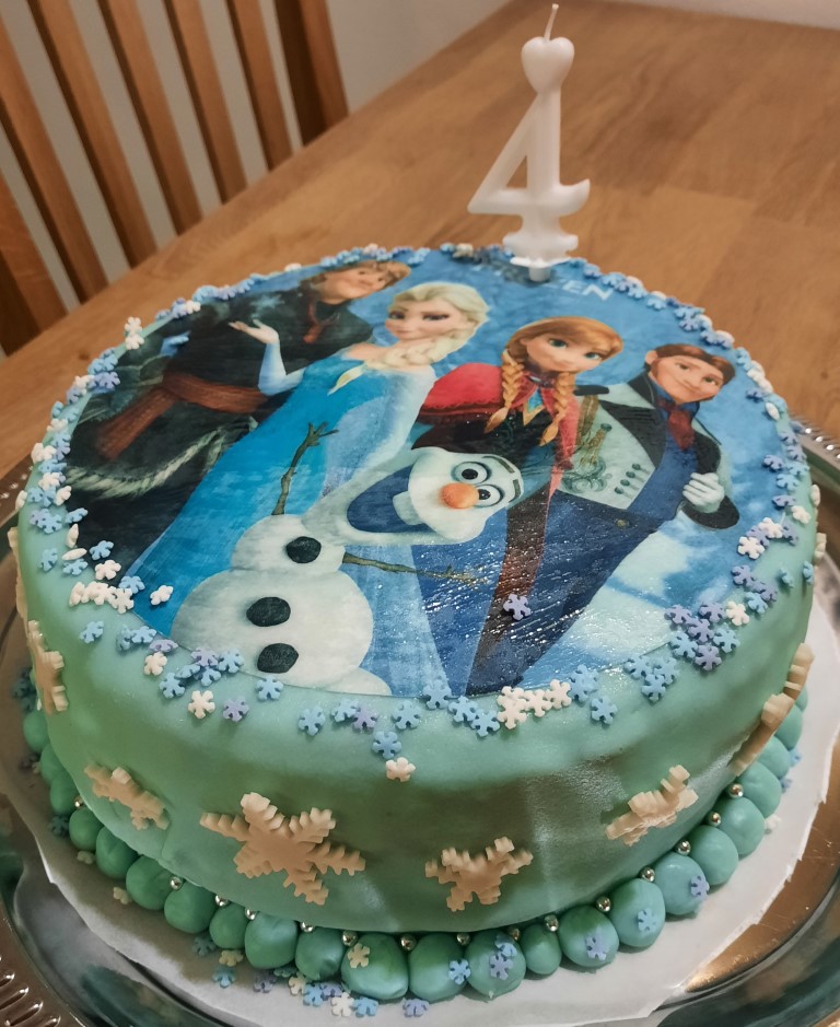 E. Majerska - v texte + posyp mini snehové vločky, strieborné guličky, gélová farba Wilton