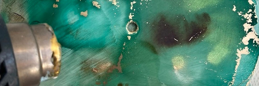 Hodiny z pryskyřice s alkoholovými inkosuty