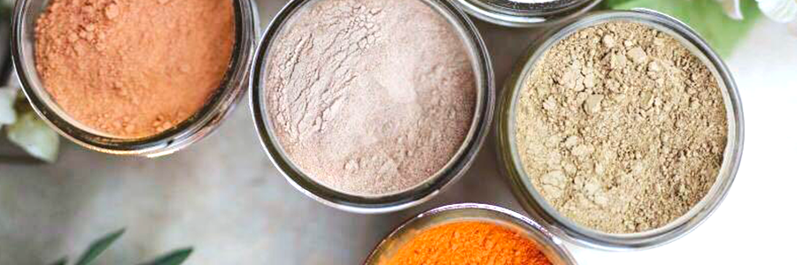 Licí pryskyřice a přírodní pigment