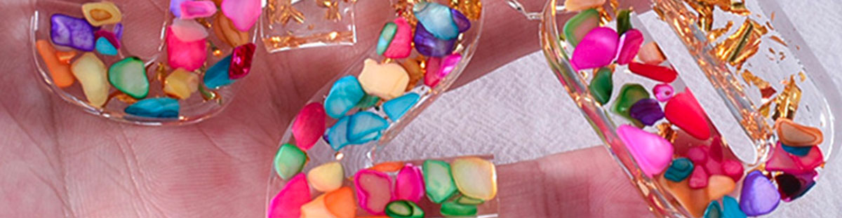 Písmena z pryskyřice