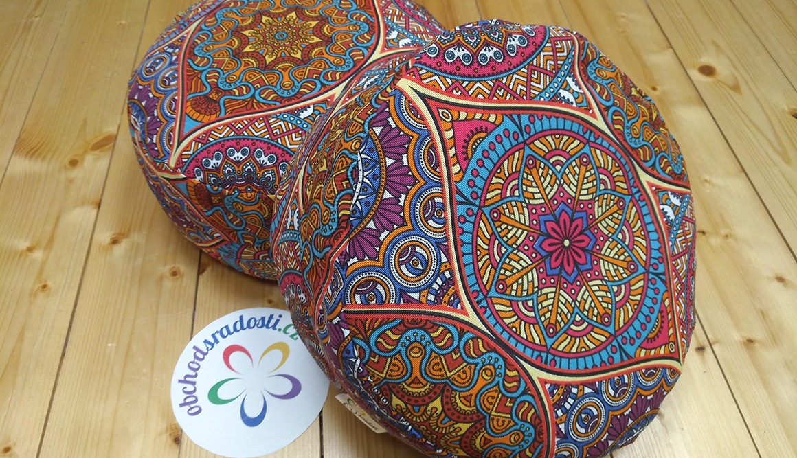 Meditační polštář s orientálním vzorem