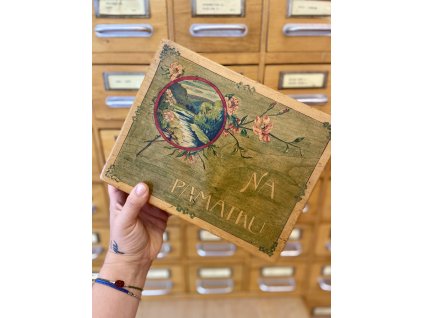 STAROŽITNÁ DŘEVĚNÁ KAZETA "NA PAMÁTKU"