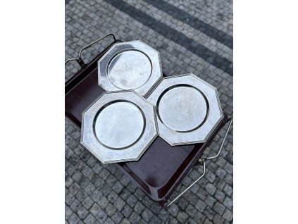 CHROMOVANÉ OSMIBOKÉ TALÍŘE TÁCY