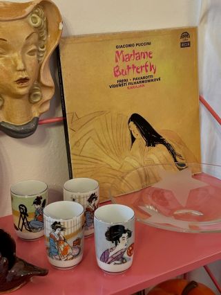 PŘEDSEVZALA SI… Přerovnávám růžovou polici a směju se, že se spontánně poskládala do takového oltáře novoročních...