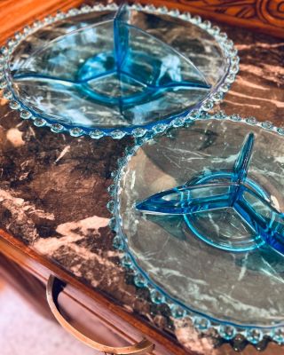 KULATÁ #5 Neobvyklá servírovací mísa v té nejkrásnější a sběrateli nejoceňovanější barvě skla - sytě tyrkysové. Kulatý...