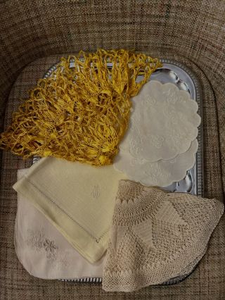 Doplňuji do dnešního VINTAGE (not so much) TRASH SALE další kousky, třeba tyto vintage textílie - s výšivkou, paličkované,...