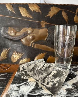 MYSTICKÁ #6 Výrazná plastika ručně tepaná z měděného či mosazného kovu zobrazující divokou ženu Amazonku s oštěpem a pumou...