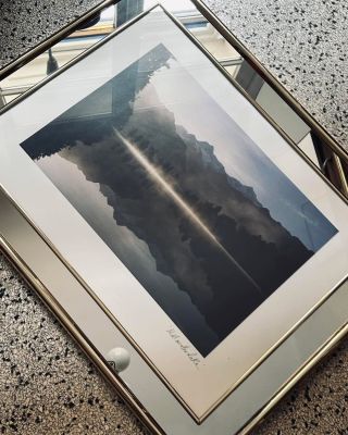 MYSTICKÁ #5 Stylový obraz zachycující snový ranní rozbřesk nad horským jezerem s titulkem „Mist on the Lake“ je originální...