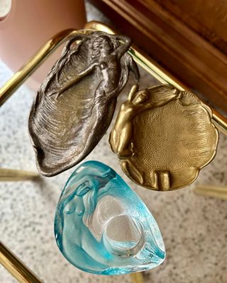 MYSTICKÁ #4 Starožitný secesní odkládací tácek a popelník z litého bronzu a mosazi s reliéfní výzdobou zpodobňující nahou...