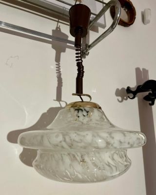 ALIEN #4 Dokonalé planetární svítidlo spojující starožitný půvab hutního brokového skla s vintage „Meblo“ stylem...