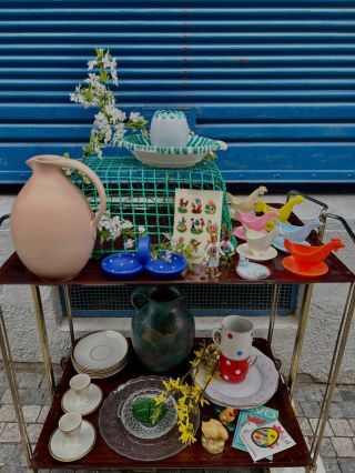 VELIKÉ NOCI Velikonoce, svátky zmrtvýchvstání kýčových dekorací a originální keramiky, svátky králíků a nosnic. Svátky...