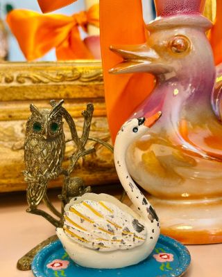OKŘÍDLENÁ #3 I Ptáci k užitku Vintage porcelánová lampička v podobě funky kachny s držadlem s růžovo-oranžovým duhovým...