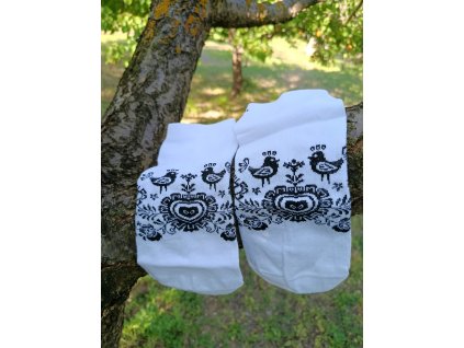 Bílé ponožky s folklórním motivem a nápisem