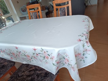 Ubrus na stůl magnolie