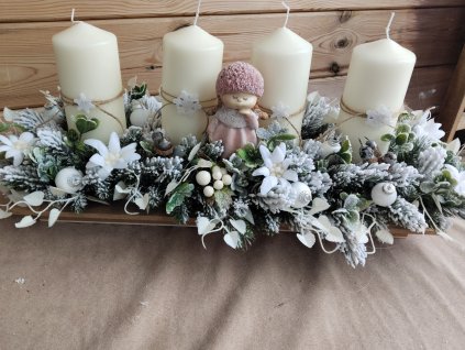 Adventní svícen s holčičkou v růžové