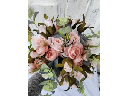 Kytice růží s eukalyptem