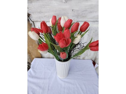 Kytice červeno bílé tulipánůy ve vaze