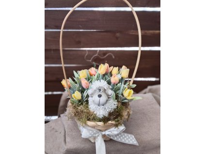 Velikonoční aranžmá v košíčku s beránkem