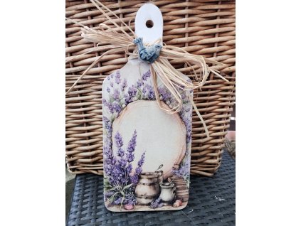 Dřevěné prkénko,, Levandule a kovové džbány,,