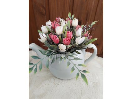 Jarní aranžmá v konvičce s tulipány