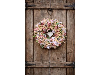 Celoroční věnec s kovovým srdcem