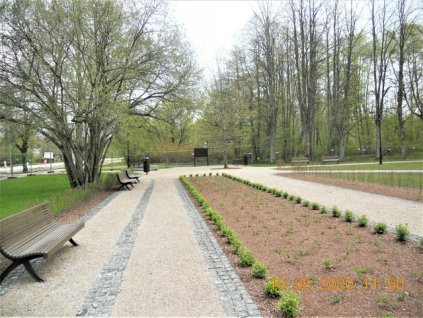 lavička Lotyšsko designová parková