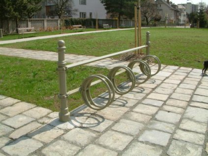 celolitinový stojan na kola s kruhy