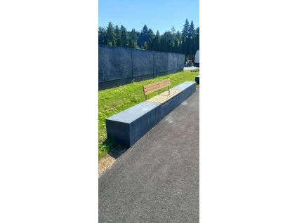 lavička Chomutov ocel dřevo – městský mobiliář