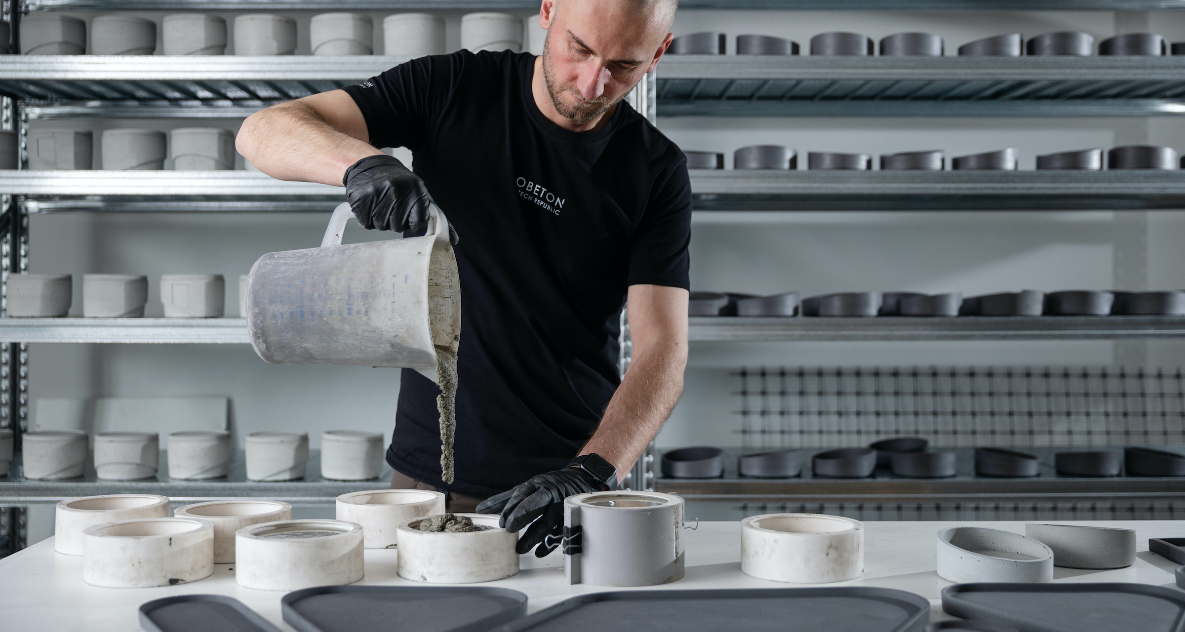 Tomáš Tylš při ruční výrobě betonových produktů OBETON